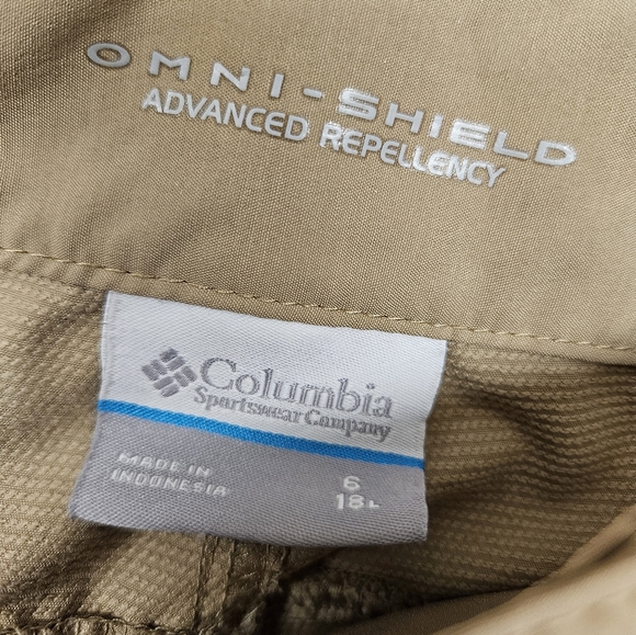 COLUMBIA Women's Beige Shorts Size 6 OMNI SHIELD ADVANCED REPELLENCY 18L - Picture 8 of 9